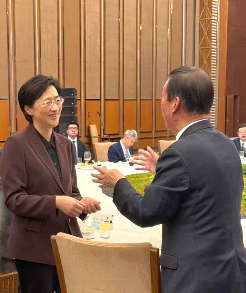 黄冬会长向四川省施小琳省长介绍协会发展情况