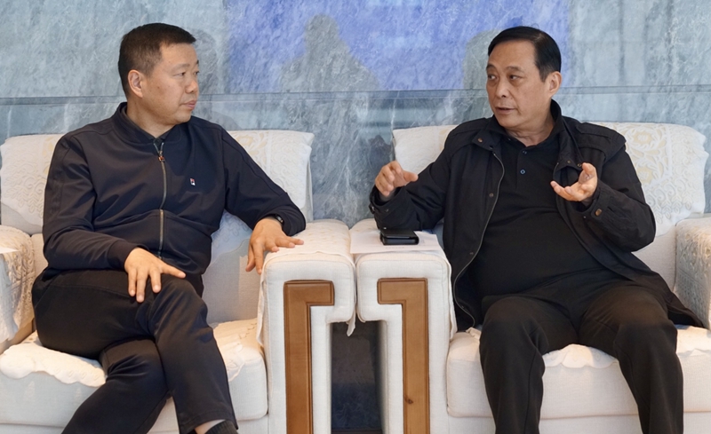 黄冬与雅安市文广体旅局局长冯俊涛交流