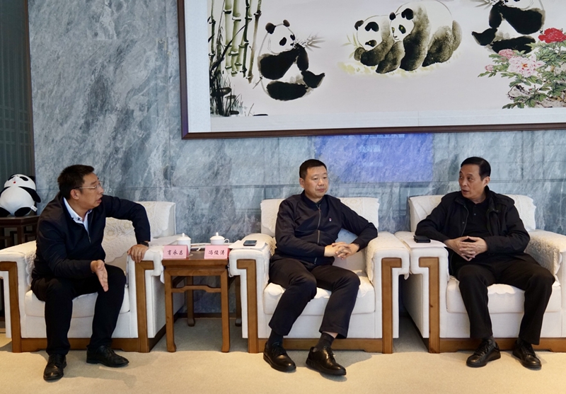 肖永昌（左）冯俊涛（中）黄冬（右）达成交流共识