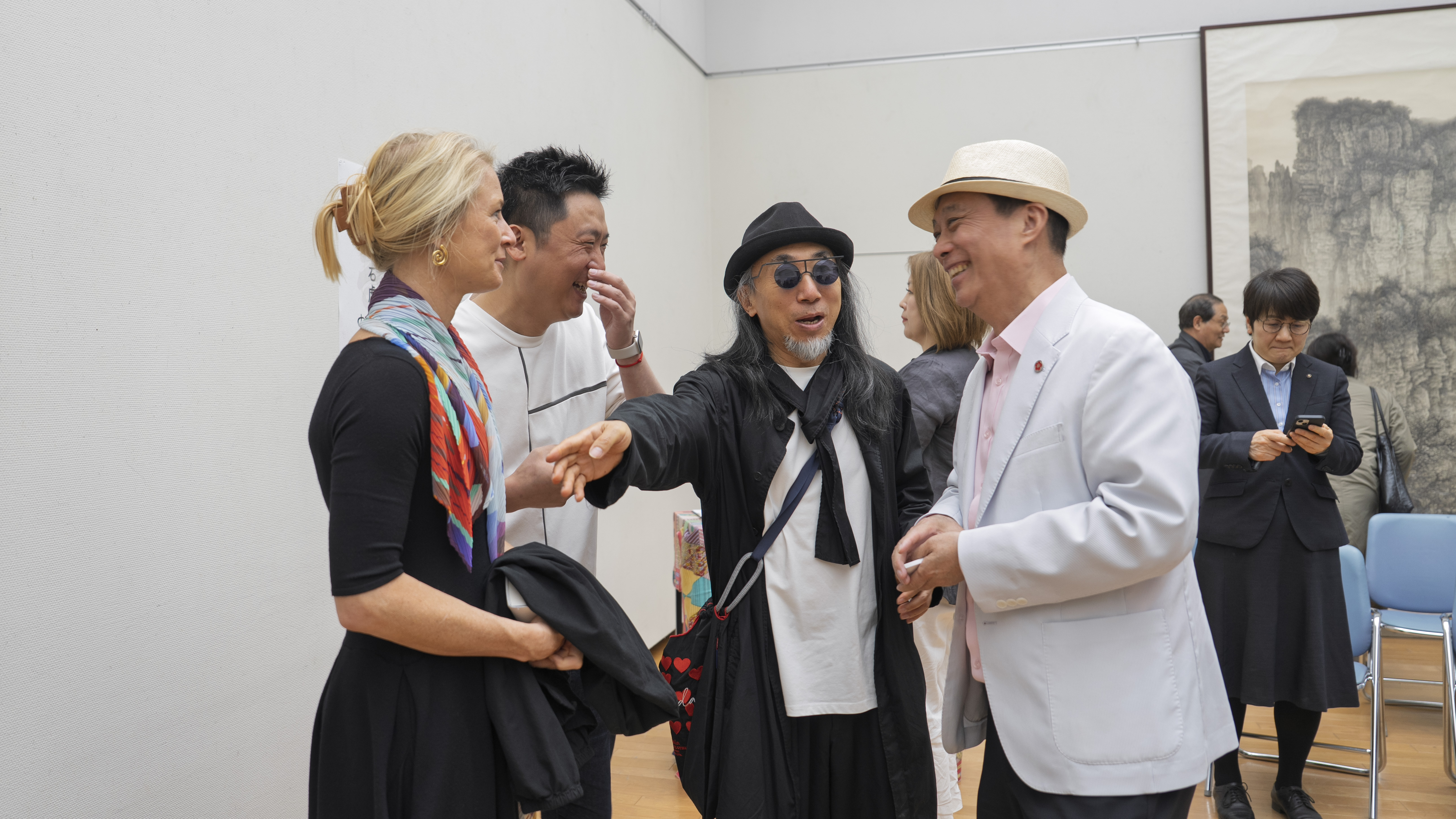 嘉宾在展览现场亲切交流