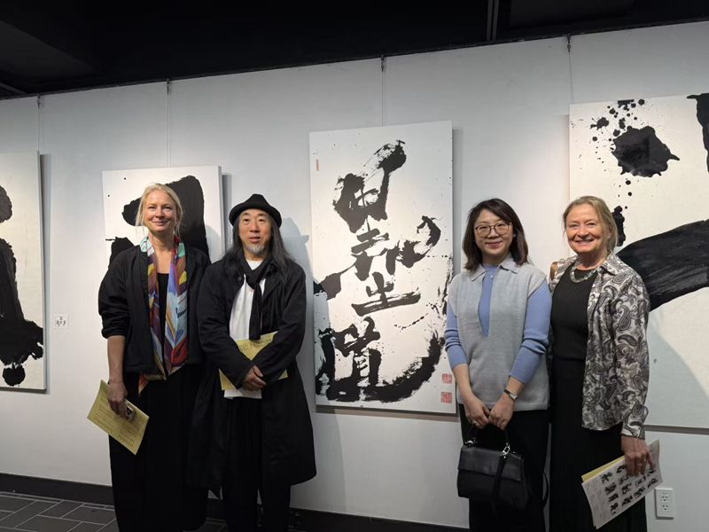 展览现场嘉宾合影