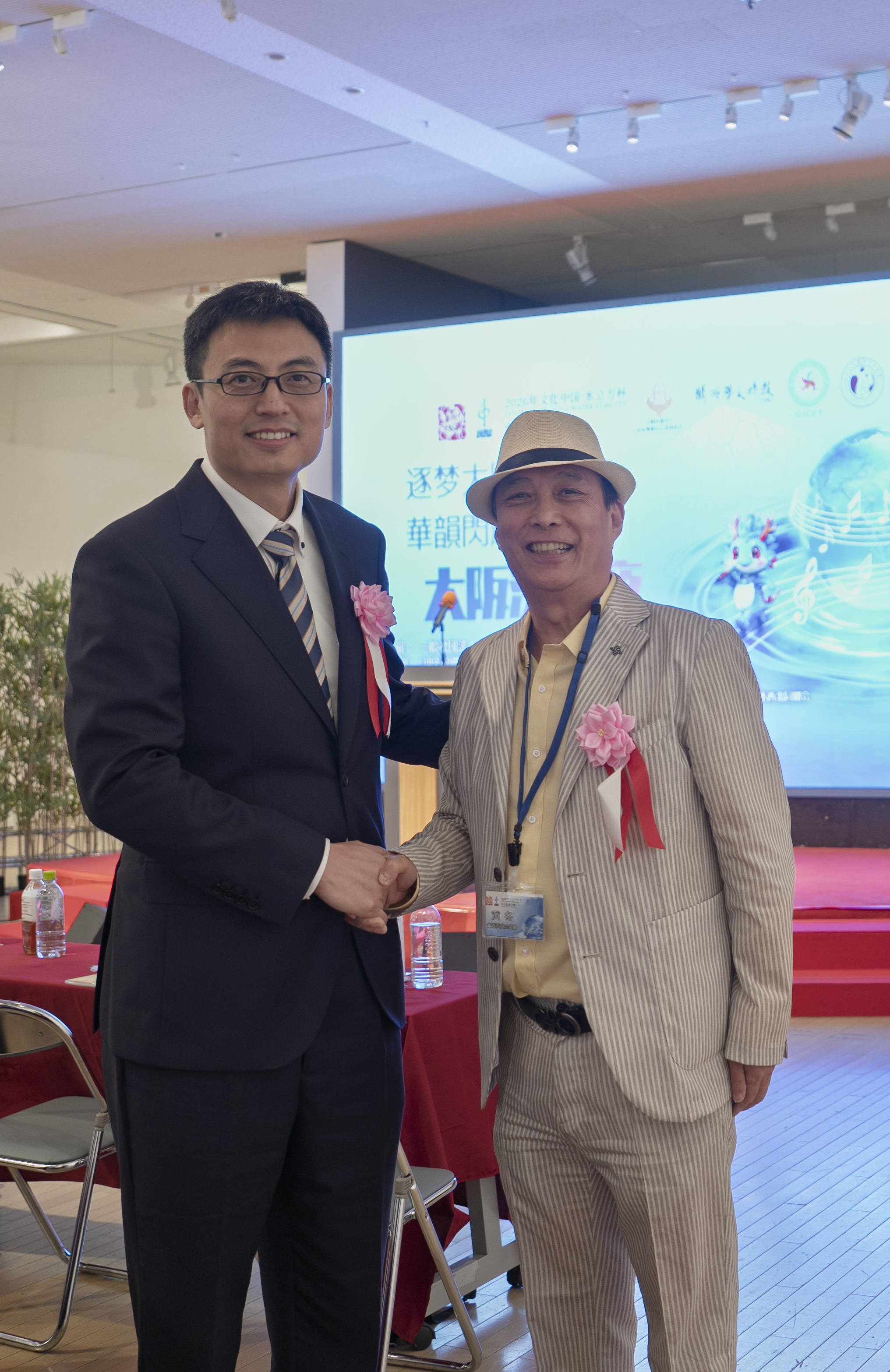 副总领事方煒与大会评审委员会主席黄冬合影