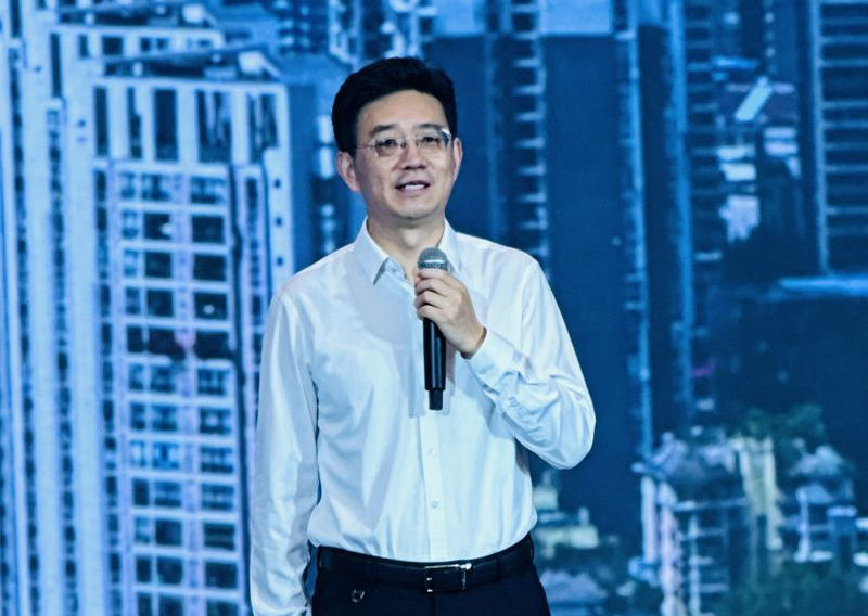 内江市委书记冯发贵在大会上致辞