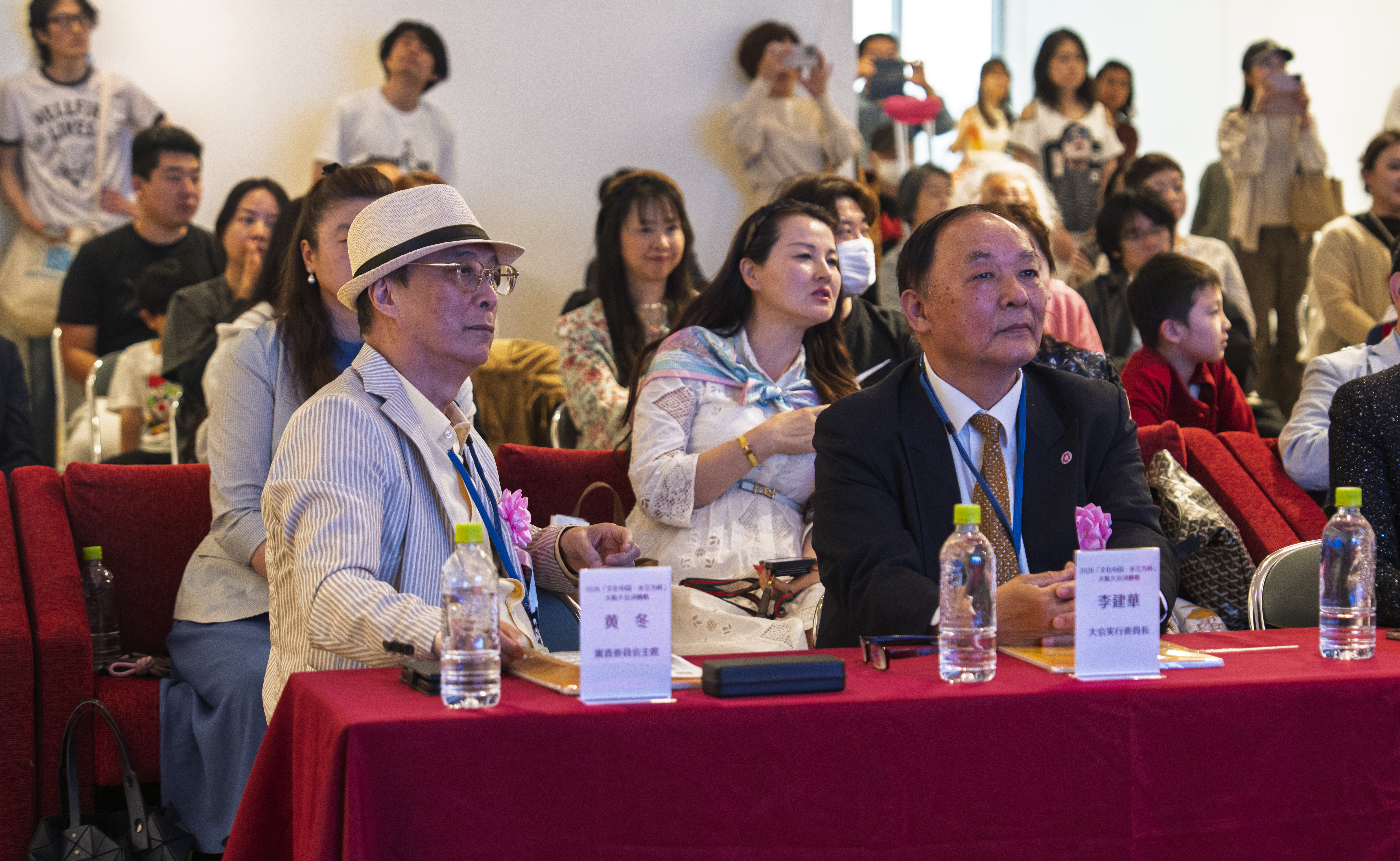 大会评审委员会主席黄冬与大会实行委员会委员长李建华观看比赛